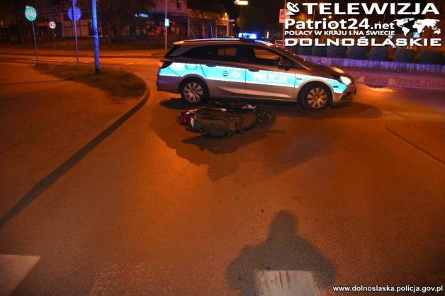 [VIDEO] Dramatyczny koniec ucieczki 16-latka na skradzionym motorowerze. Rabuś zatrzymany przez policję w Oleśnicy
